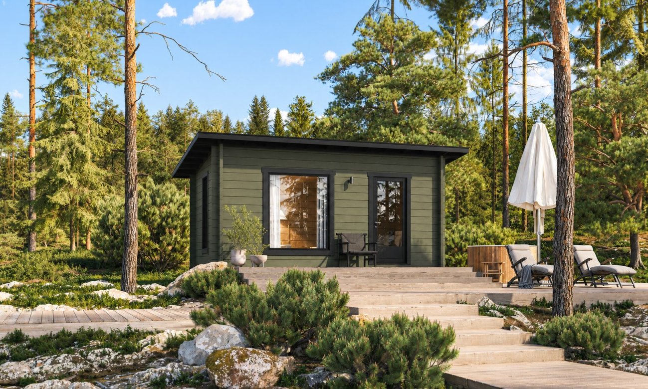 Vihreä Salvos Veisto 15B -hirsiaitta mäntymetsässä, terassilla aurinkovarjo ja aurinkotuolit