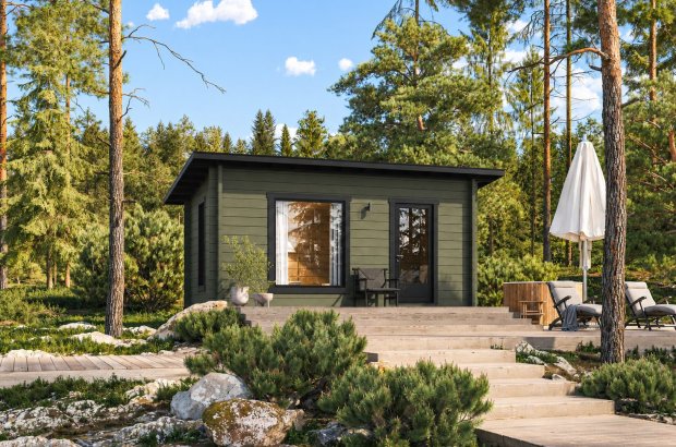 Vihreä Salvos Veisto 15B -hirsiaitta mäntymetsässä, terassilla aurinkovarjo ja aurinkotuolit