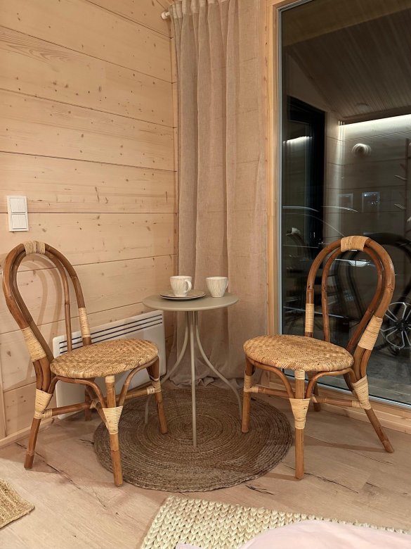 Salvos Nuuksio 17, valokuva, pöytä