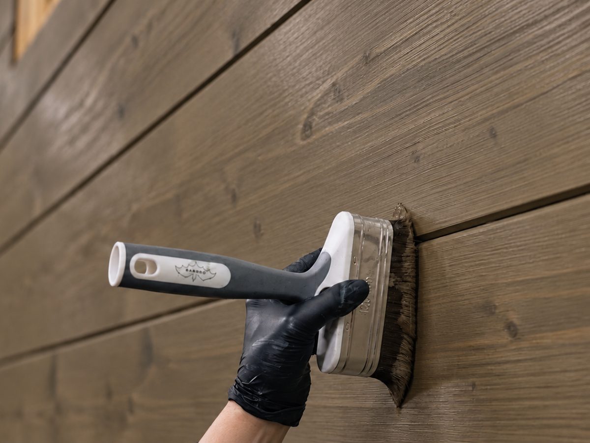 Surface treatment of a log wall with a brush at the Salvos factory